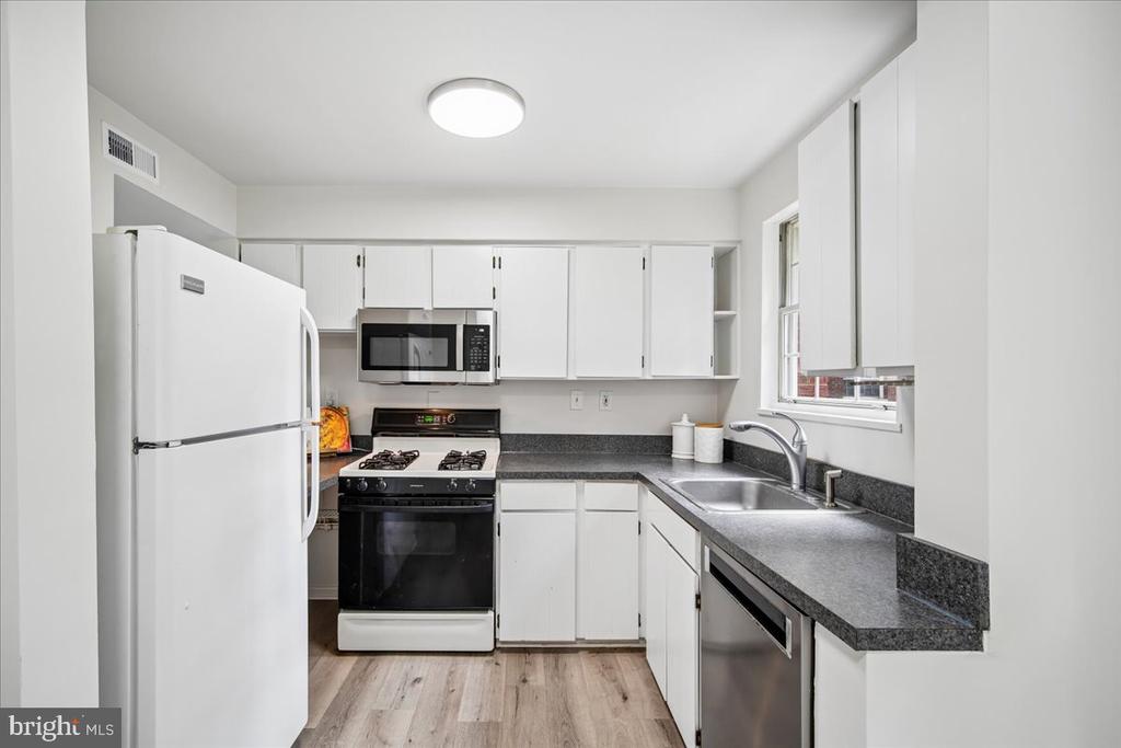 1224 N MEADE STREET Unit: ES102