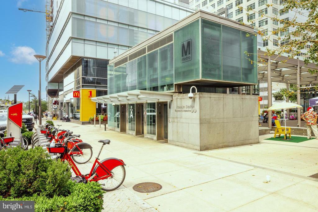 1224 N MEADE STREET Unit: ES102