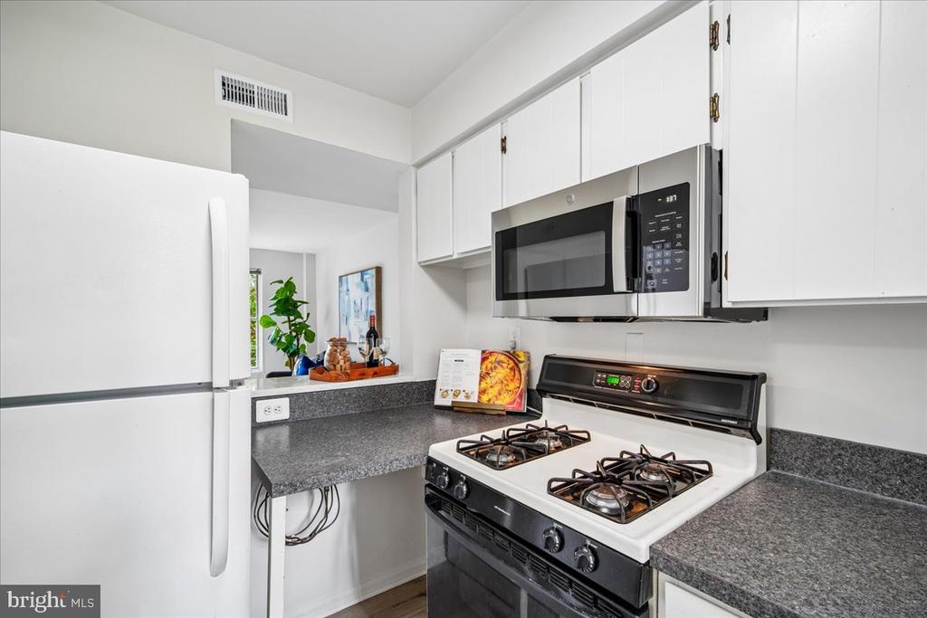 1224 N MEADE STREET Unit: ES102
