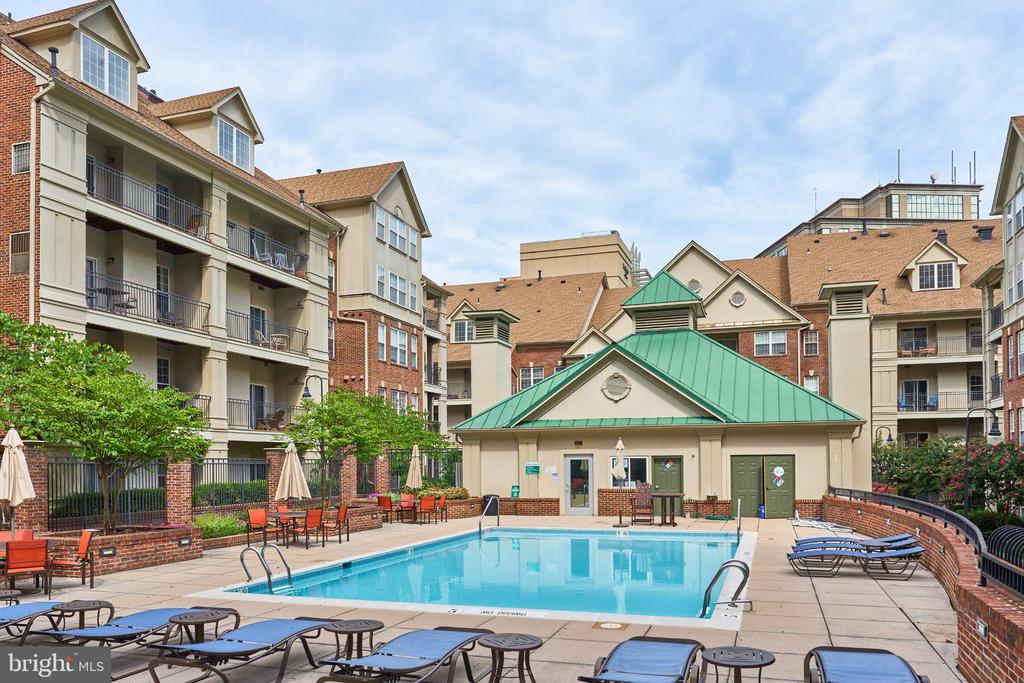 1321 N ADAMS COURT Unit: 106