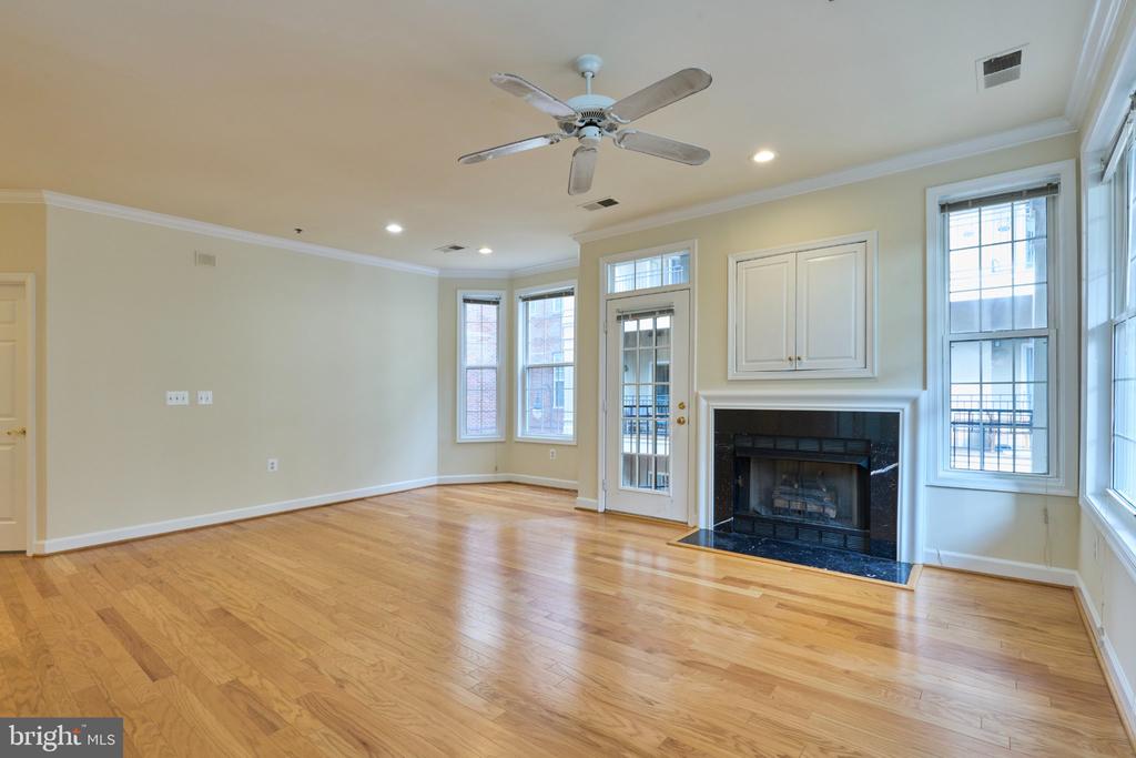 1321 N ADAMS COURT Unit: 106