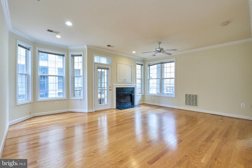1321 N ADAMS COURT Unit: 106