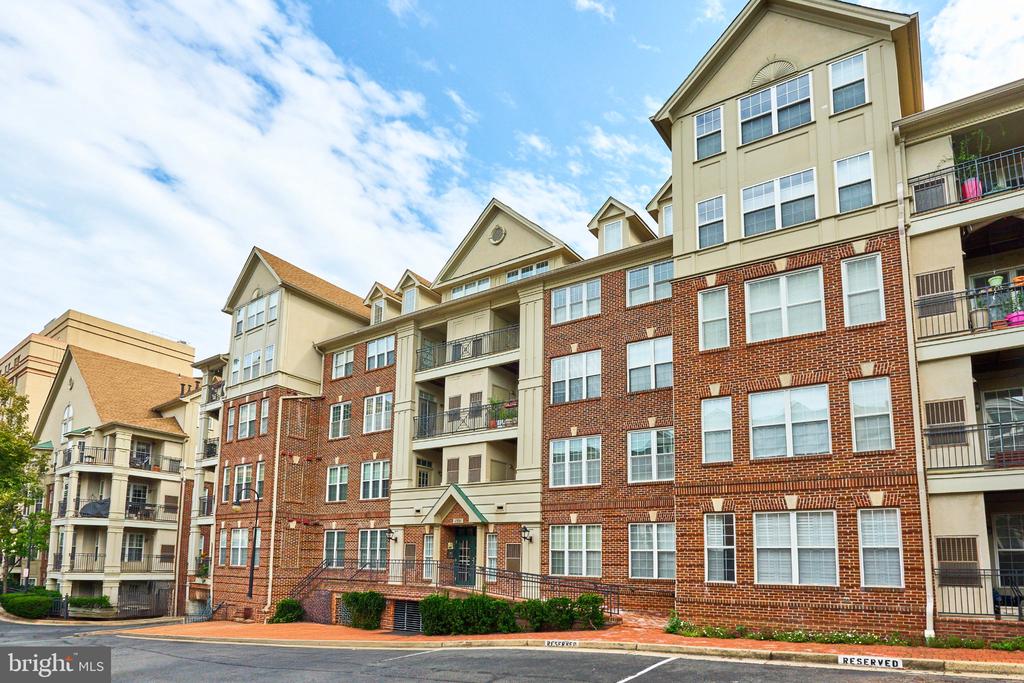 1321 N ADAMS COURT Unit: 106