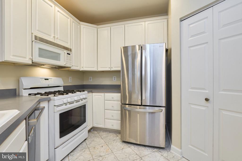 1321 N ADAMS COURT Unit: 106