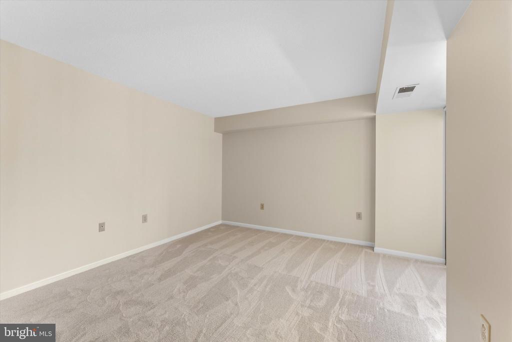 1301 N COURTHOUSE ROAD Unit: 1216