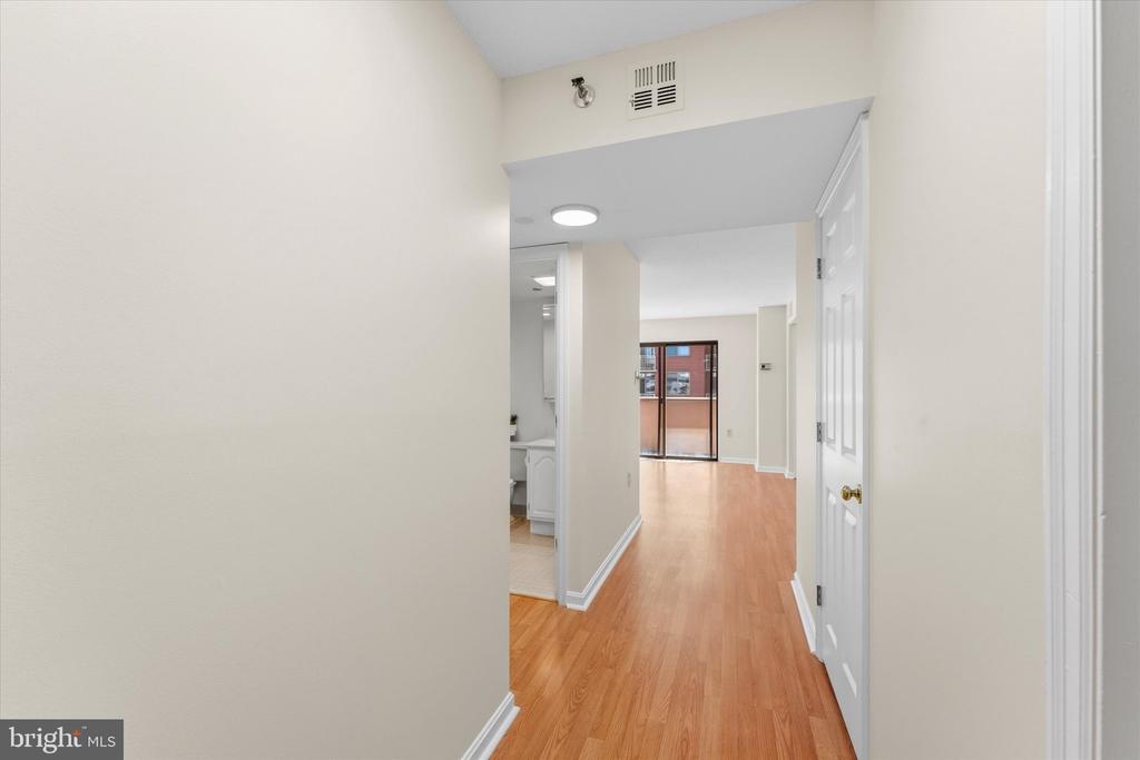 1301 N COURTHOUSE ROAD Unit: 1216