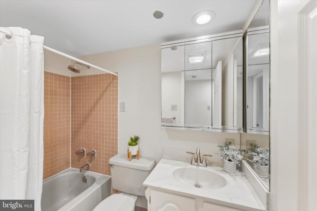 1301 N COURTHOUSE ROAD Unit: 1216