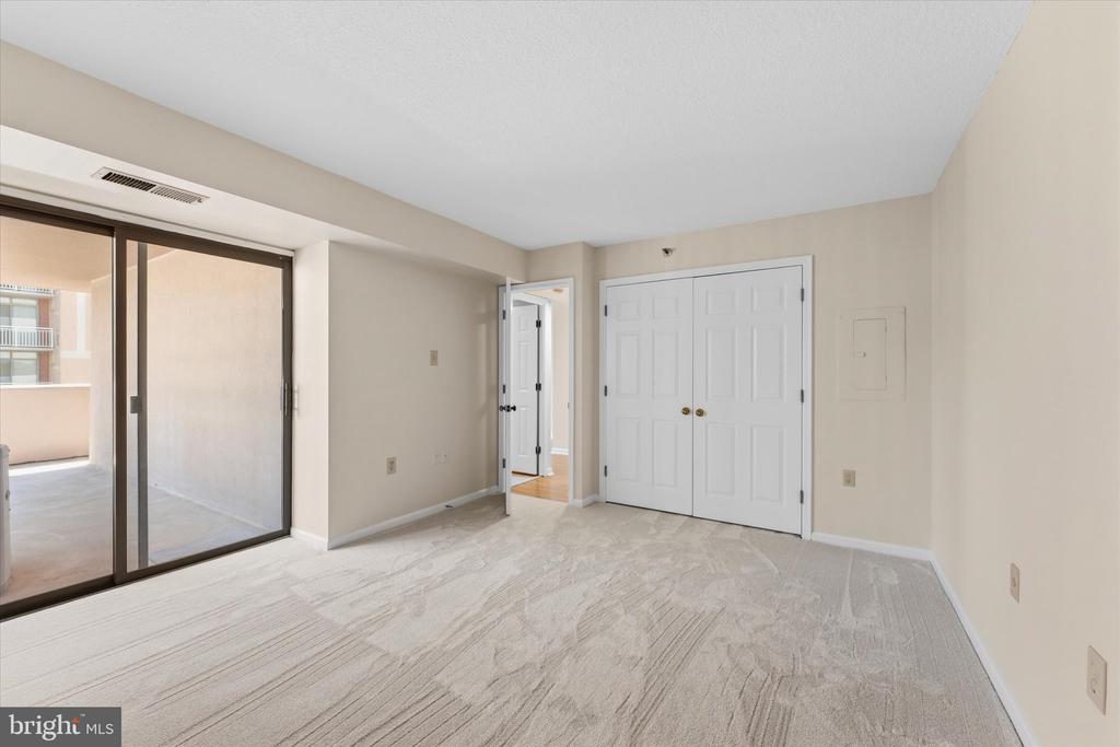 1301 N COURTHOUSE ROAD Unit: 1216