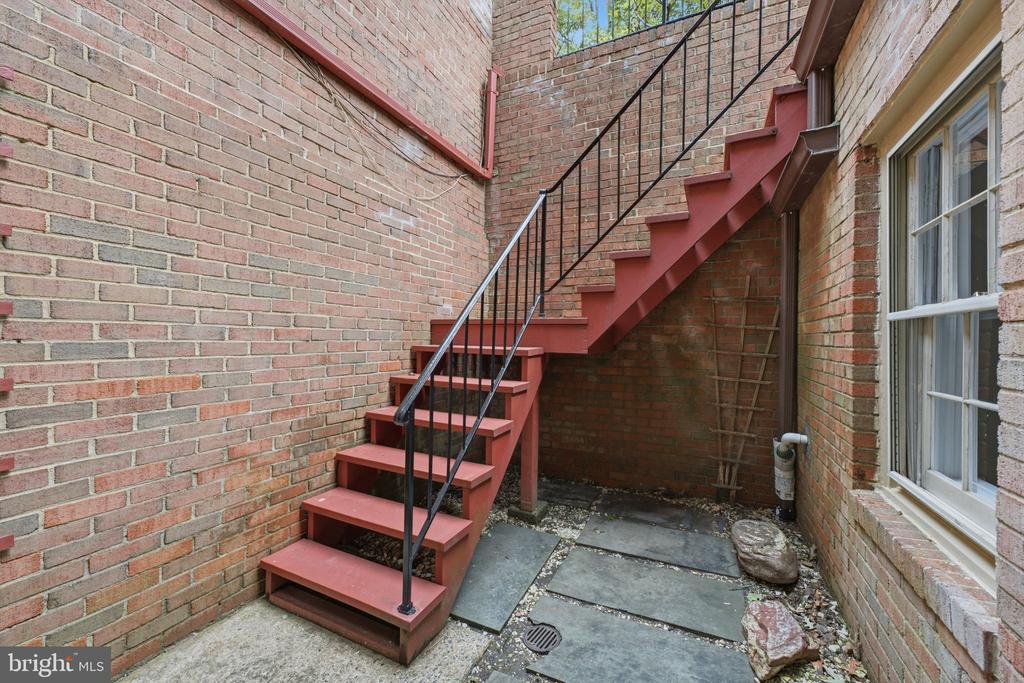 2405 S QUEEN STREET