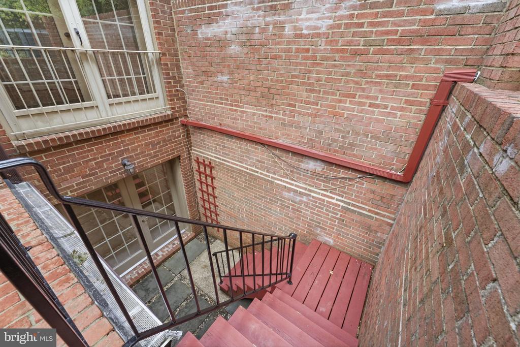 2405 S QUEEN STREET