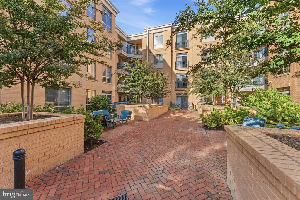 2200 N WESTMORELAND STREET Unit: 232