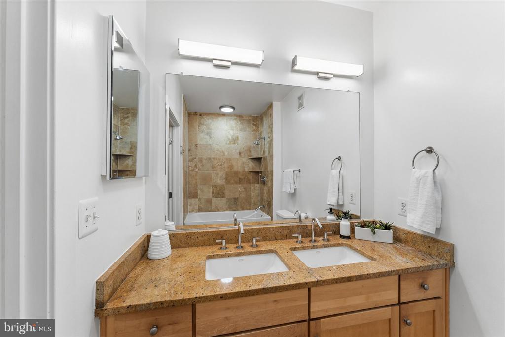 2200 N WESTMORELAND STREET Unit: 232
