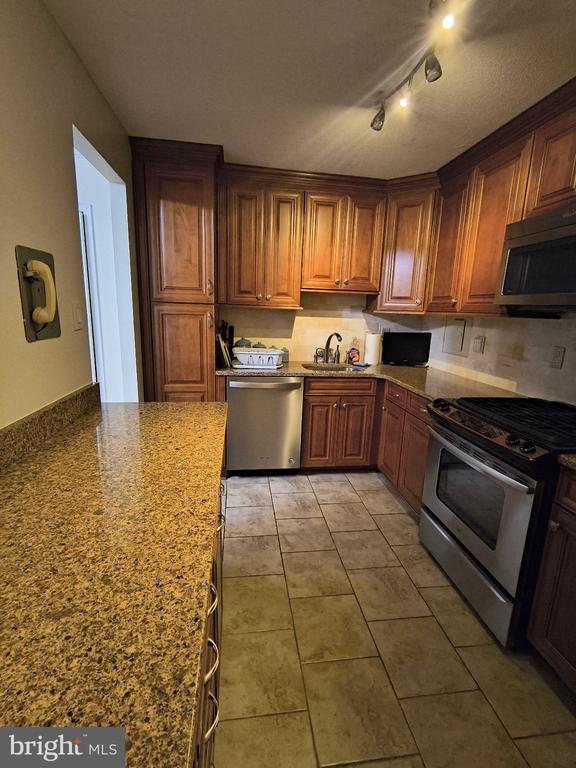 1300 ARMY NAVY DRIVE Unit: 606