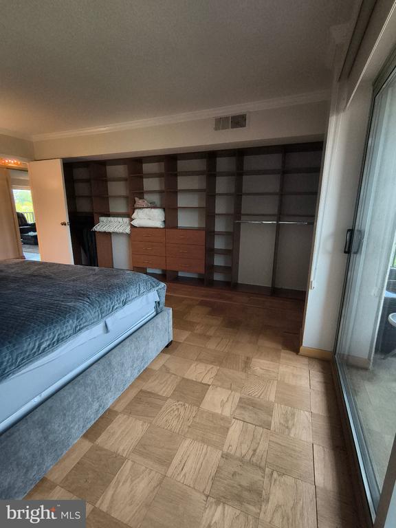 1300 ARMY NAVY DRIVE Unit: 606