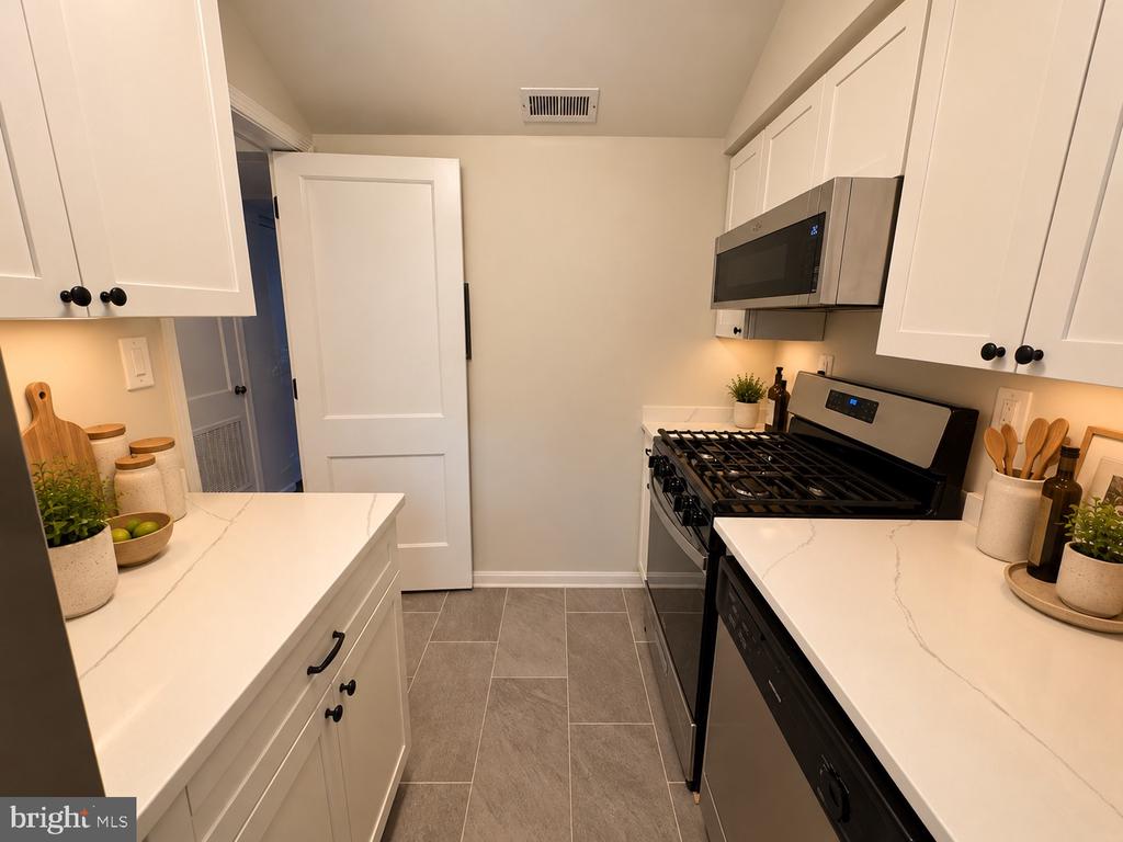 1220 N MEADE STREET Unit: ESG4