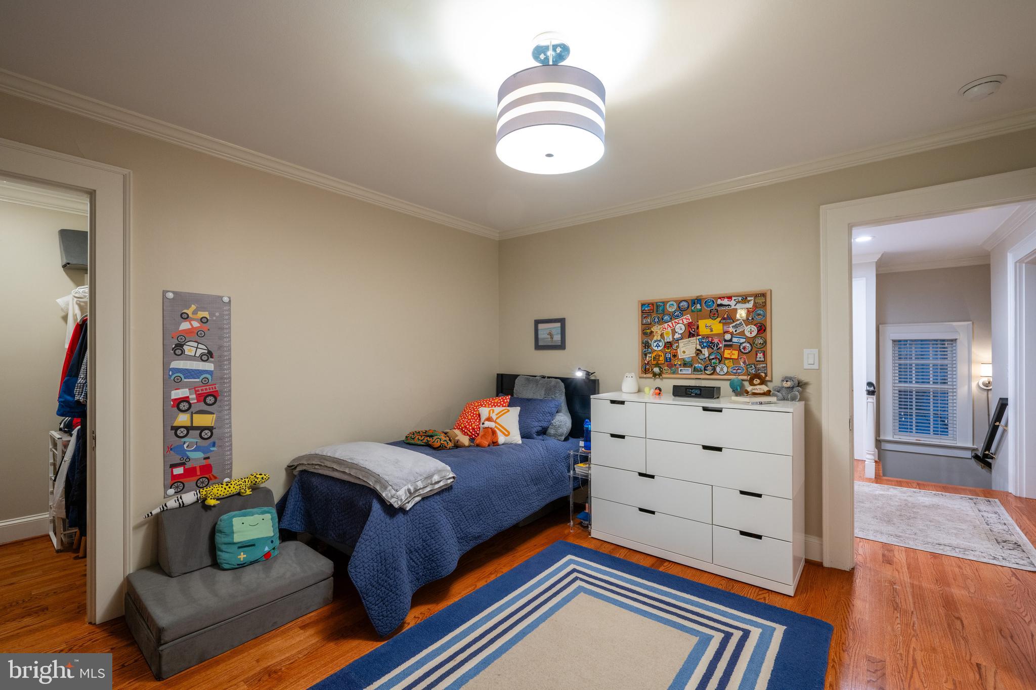 10 W GLENDALE AVENUE W
