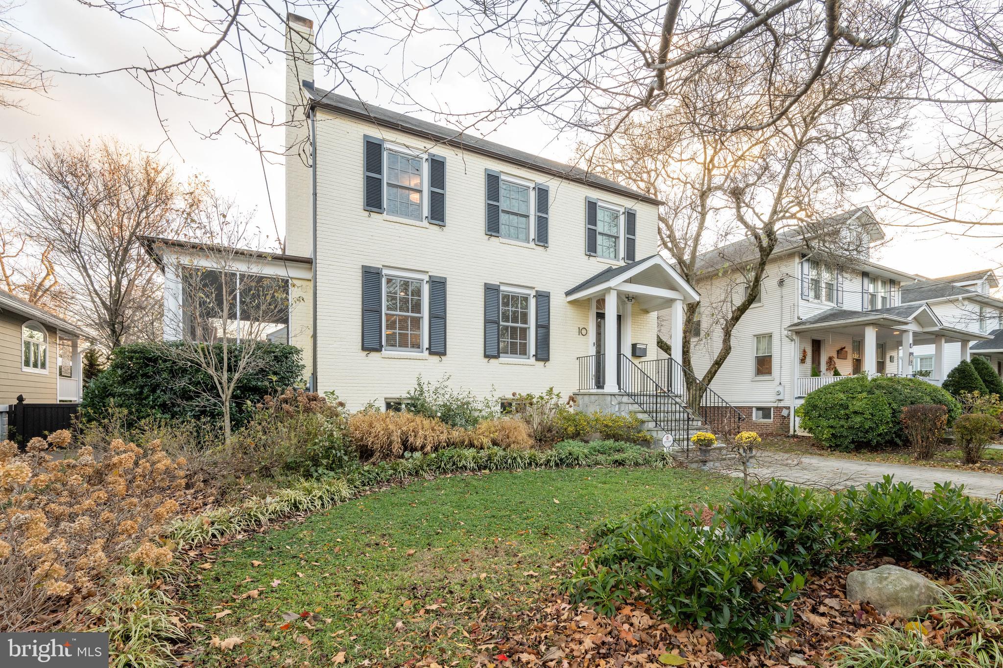 10 W GLENDALE AVENUE W