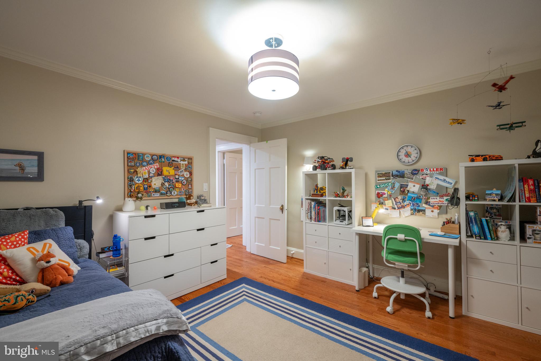 10 W GLENDALE AVENUE W