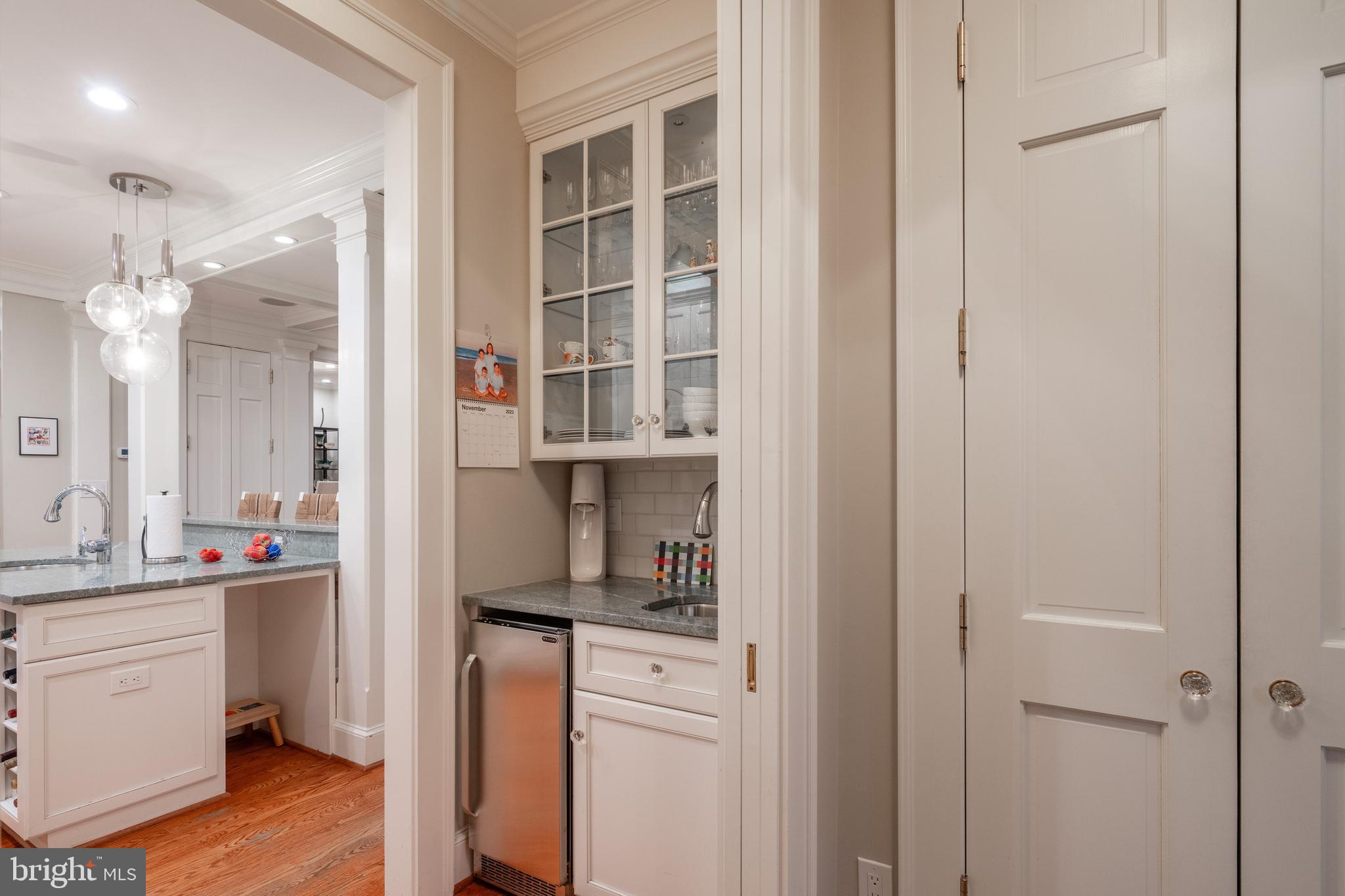 10 W GLENDALE AVENUE W