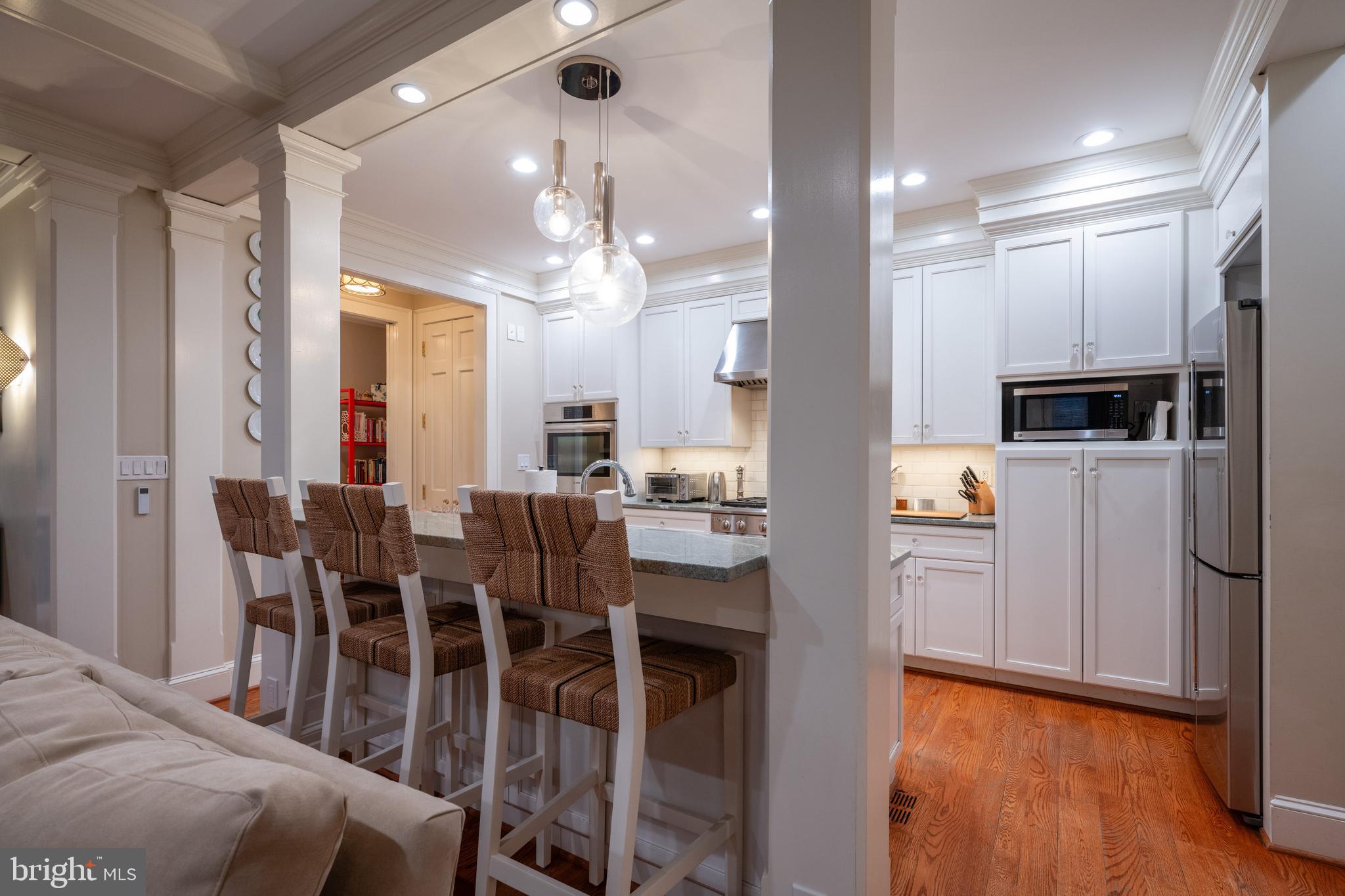 10 W GLENDALE AVENUE W