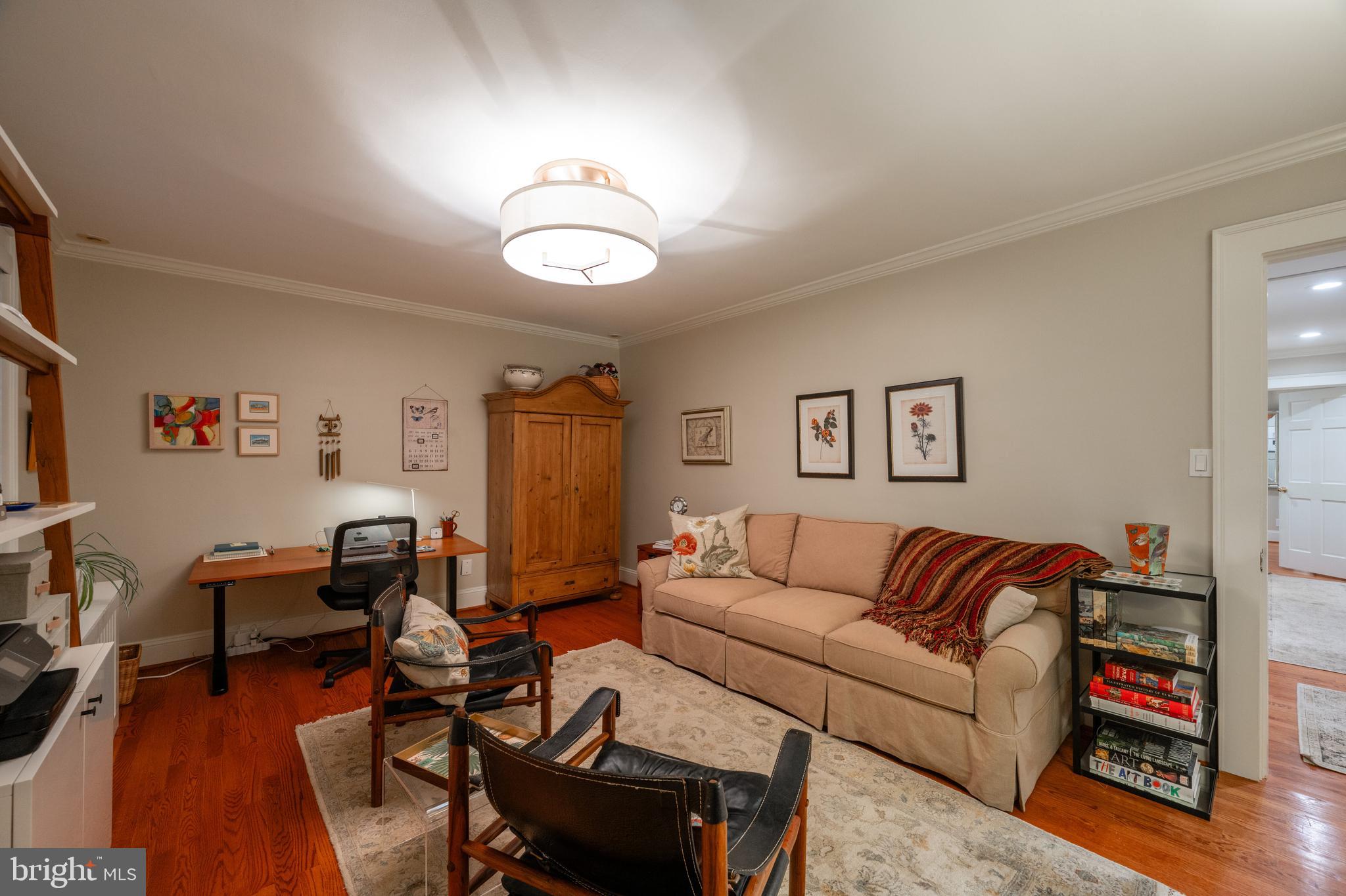 10 W GLENDALE AVENUE W