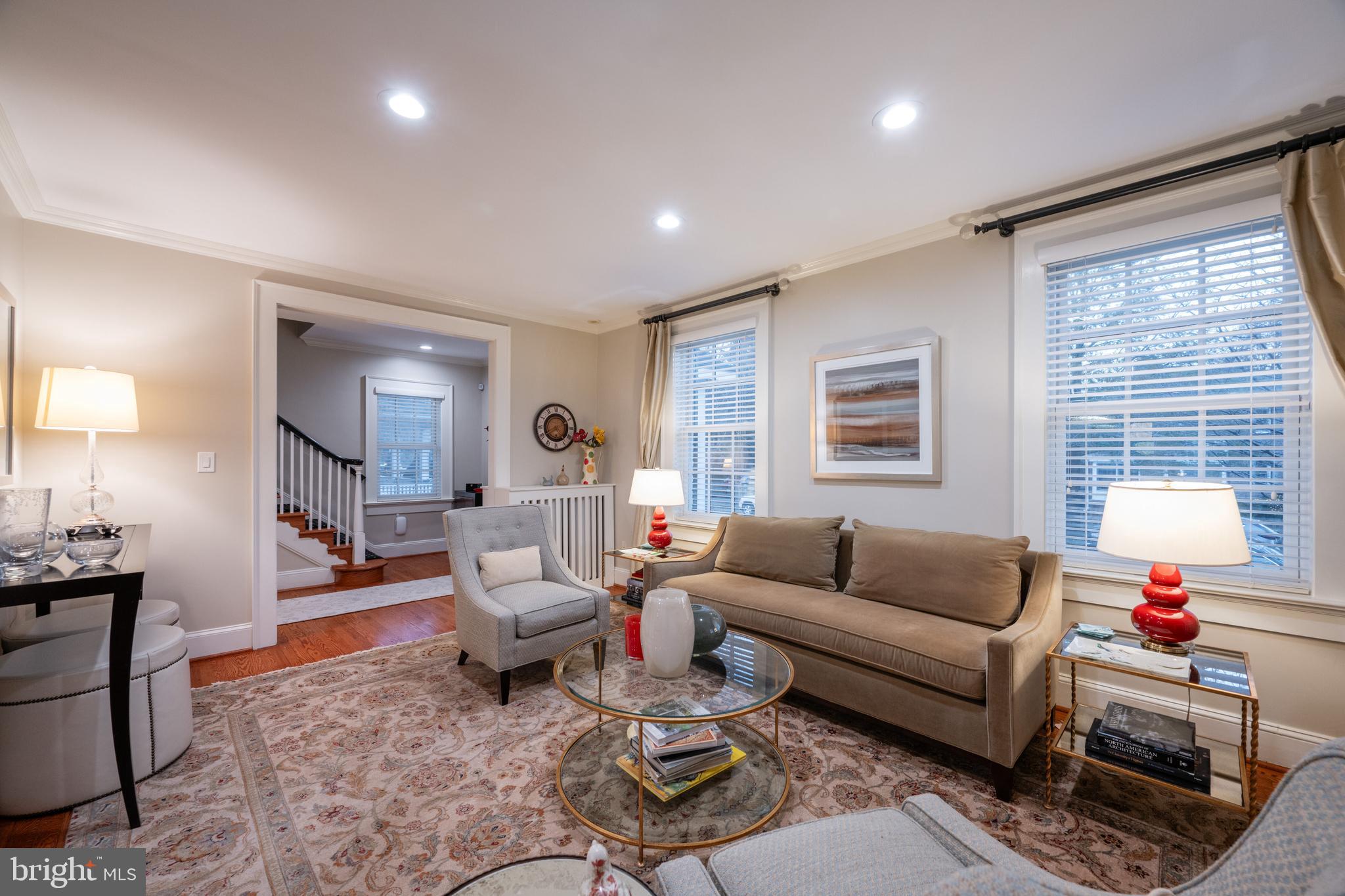 10 W GLENDALE AVENUE W