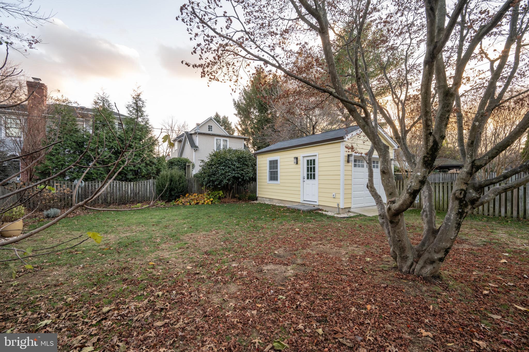 10 W GLENDALE AVENUE W