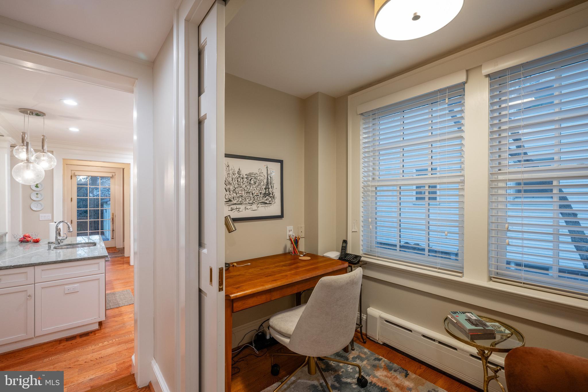 10 W GLENDALE AVENUE W