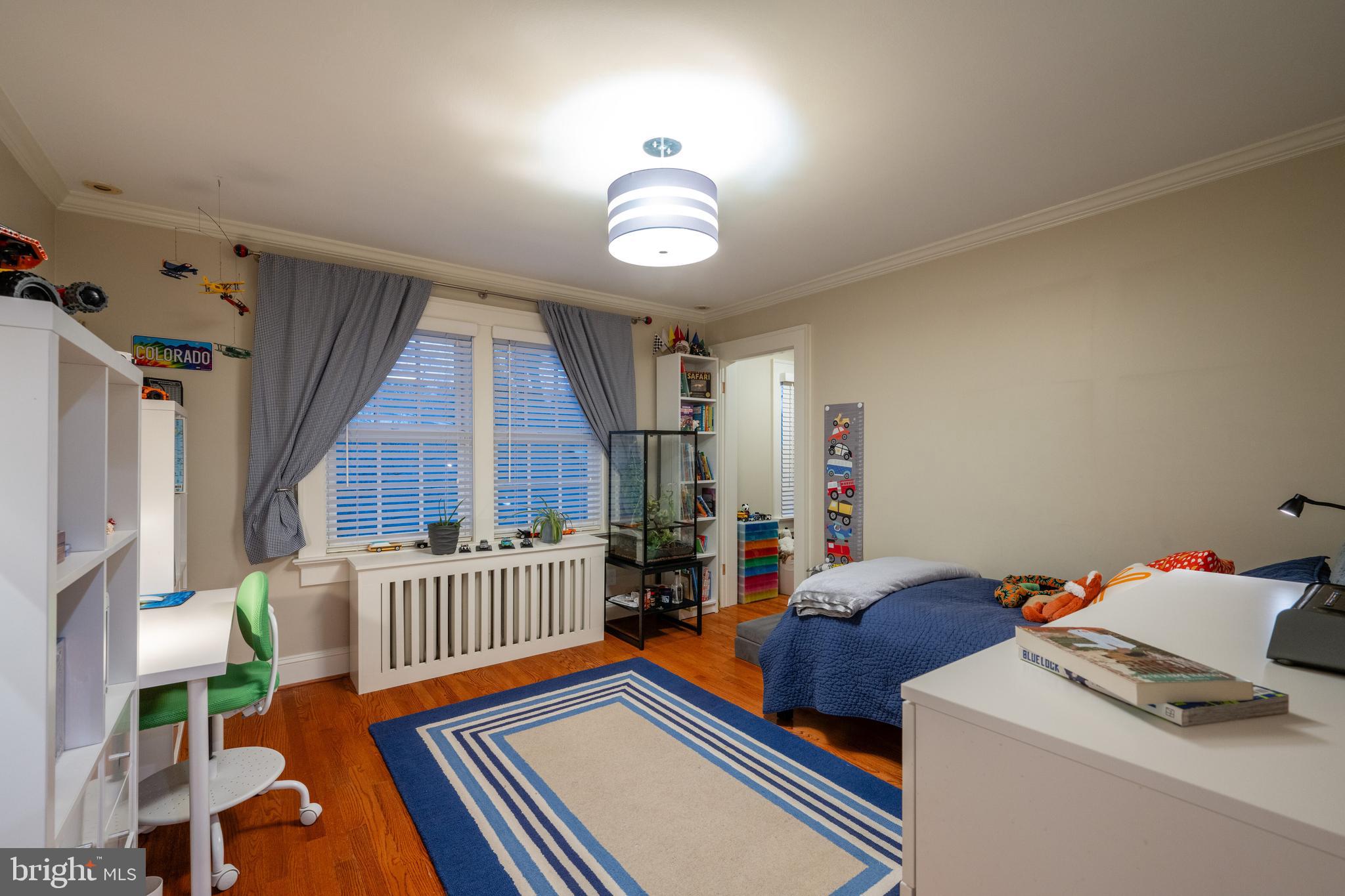 10 W GLENDALE AVENUE W