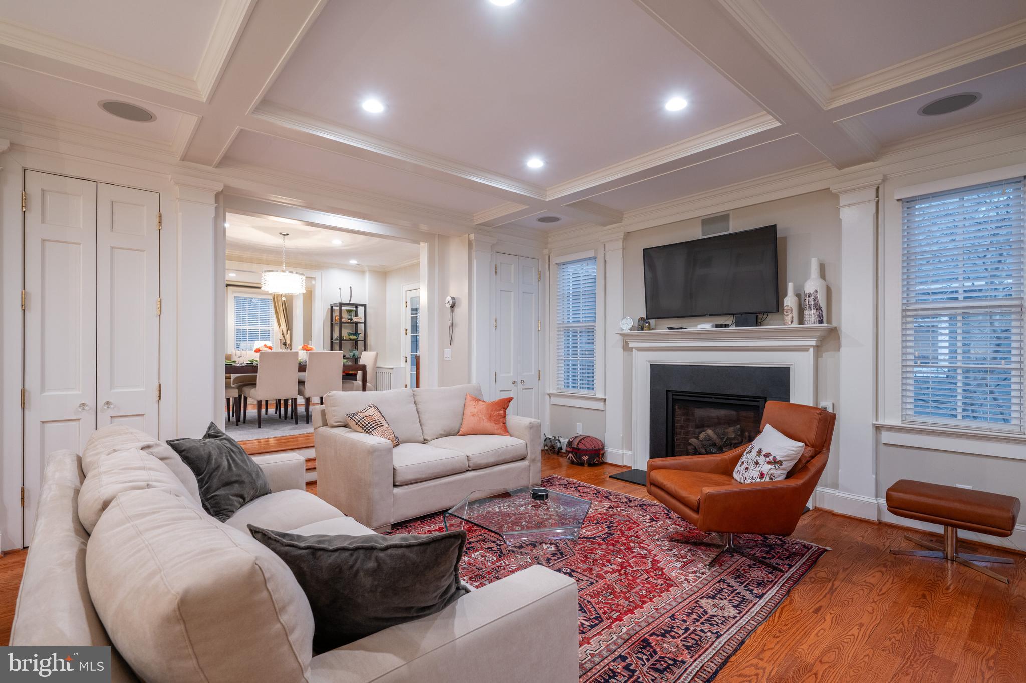 10 W GLENDALE AVENUE W