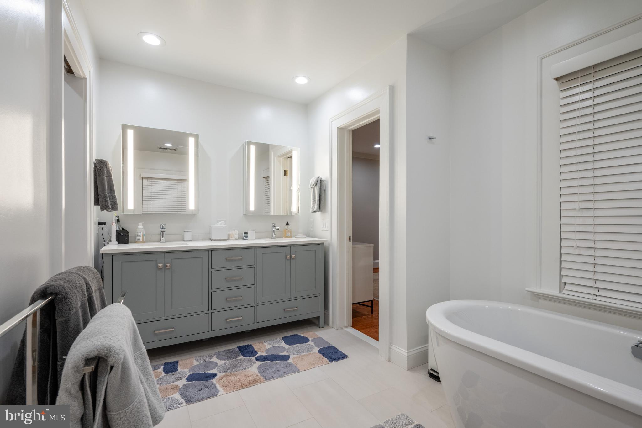 10 W GLENDALE AVENUE W