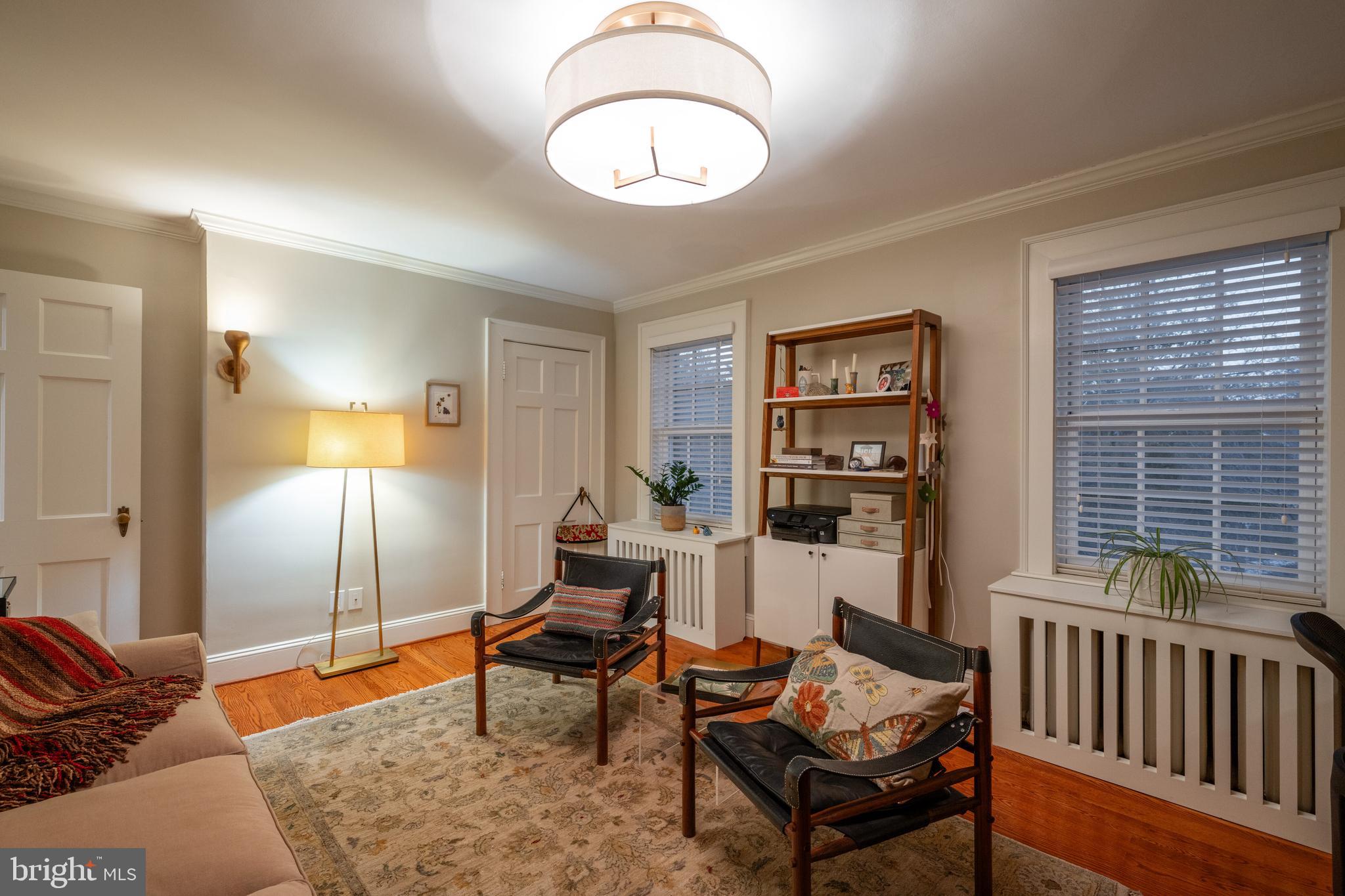 10 W GLENDALE AVENUE W