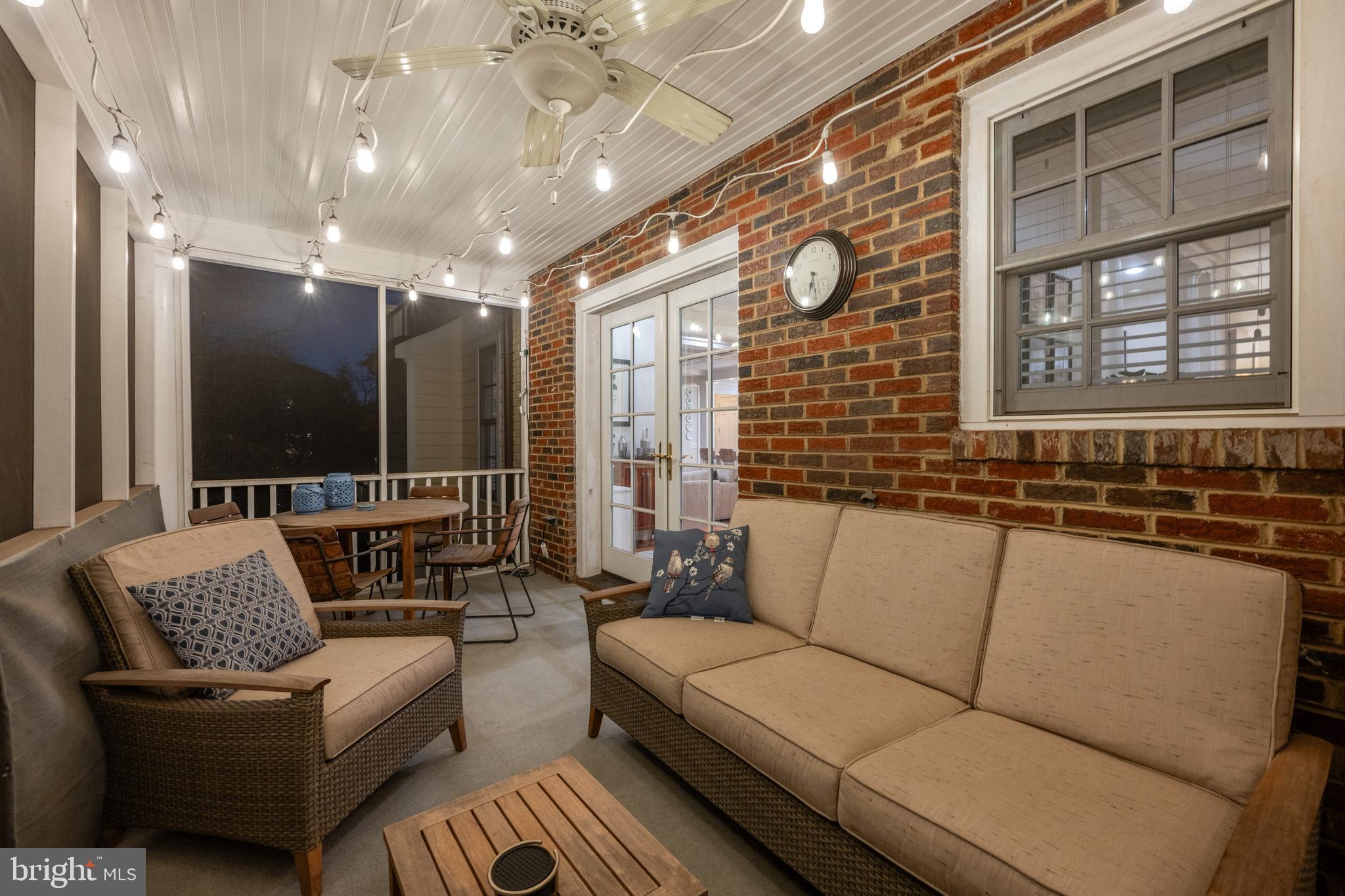 10 W GLENDALE AVENUE W