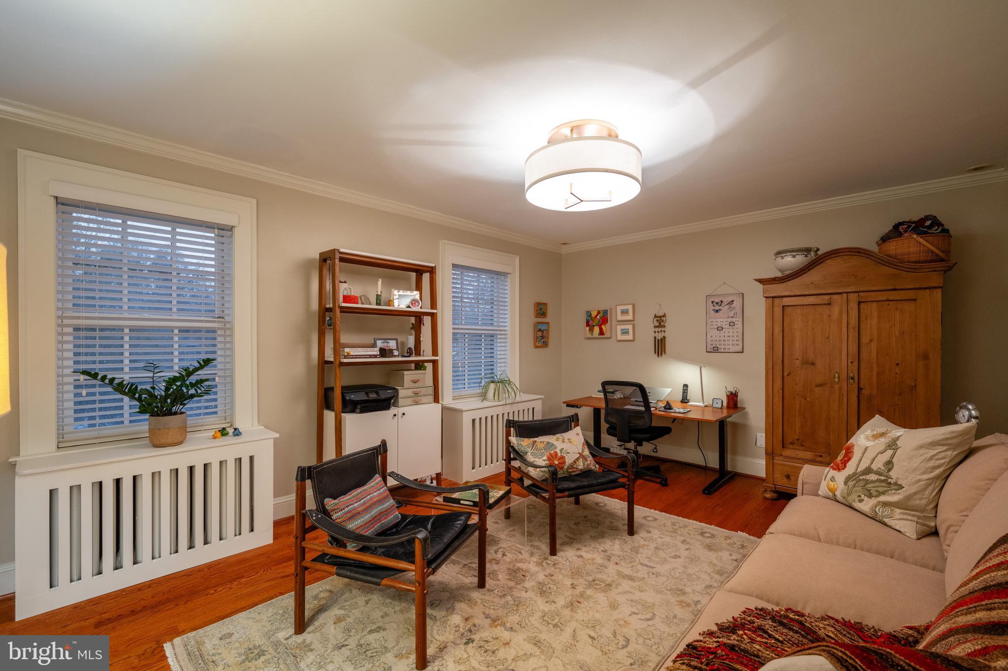 10 W GLENDALE AVENUE W