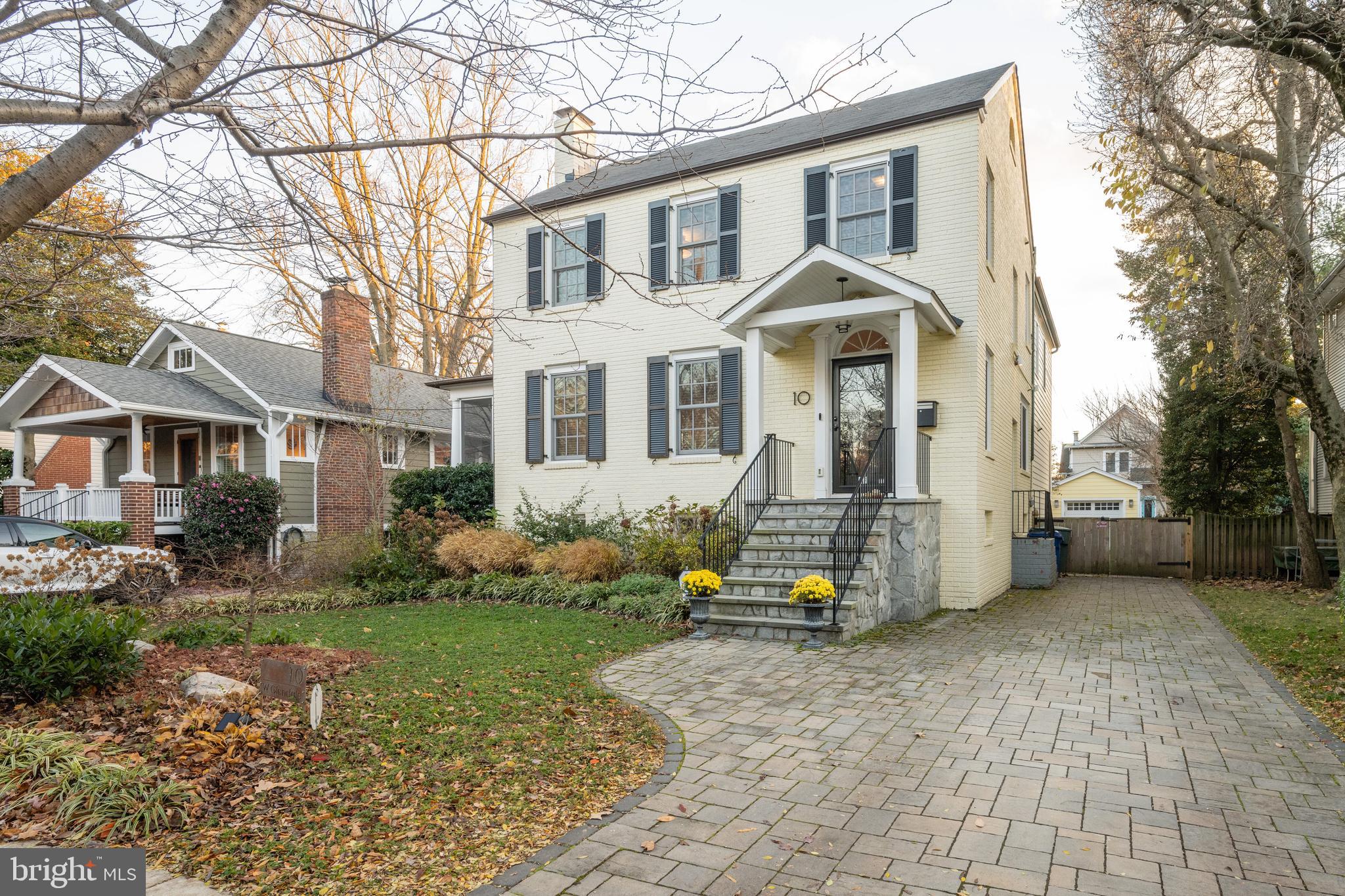 10 W GLENDALE AVENUE W