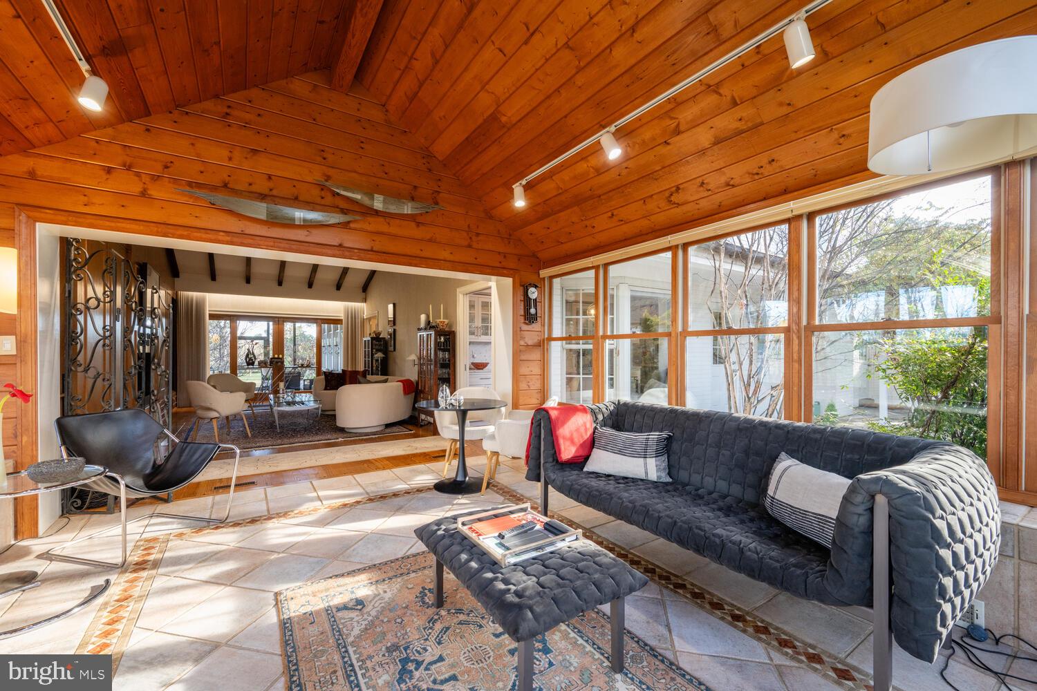 4001 LAWRENCE AVENUE