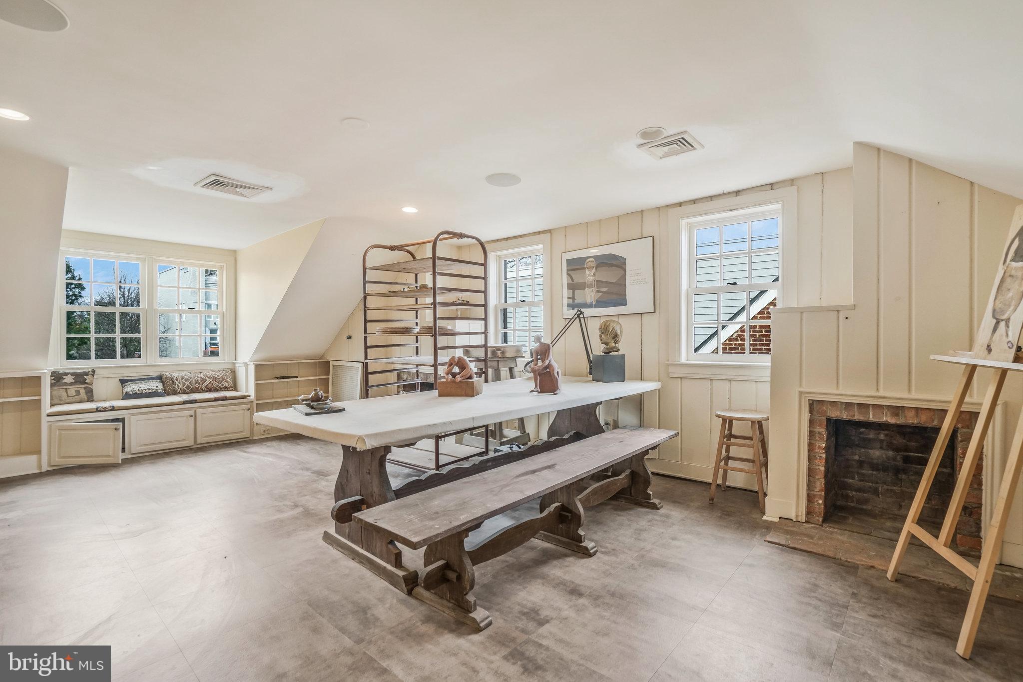 207 S FAIRFAX STREET