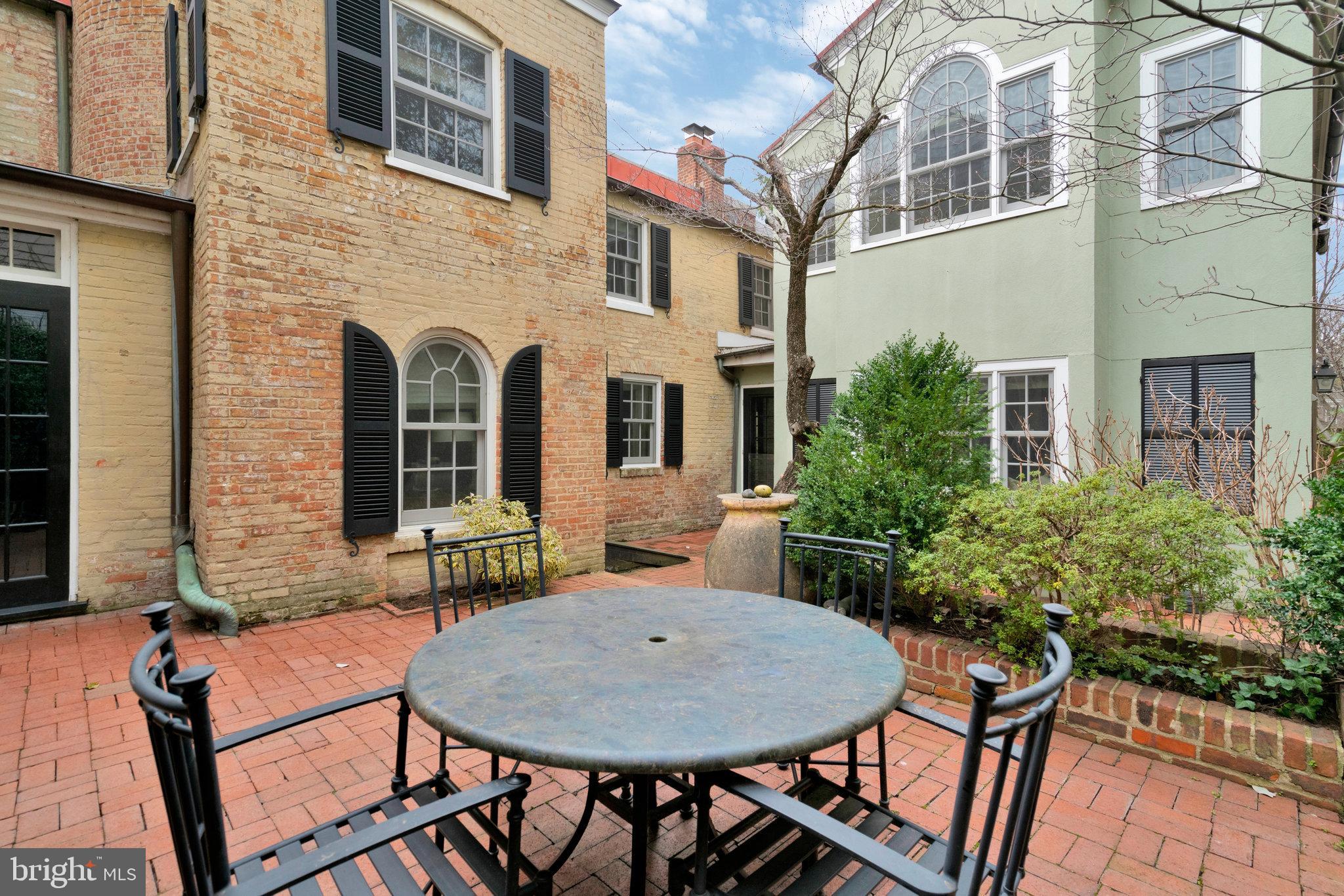 207 S FAIRFAX STREET