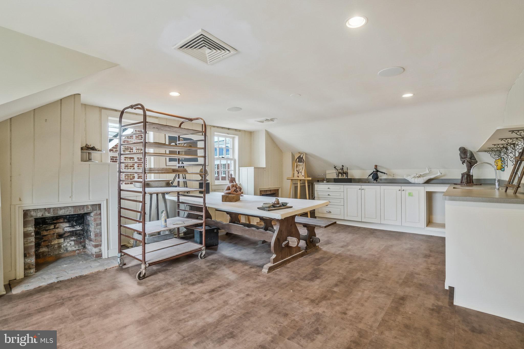 207 S FAIRFAX STREET