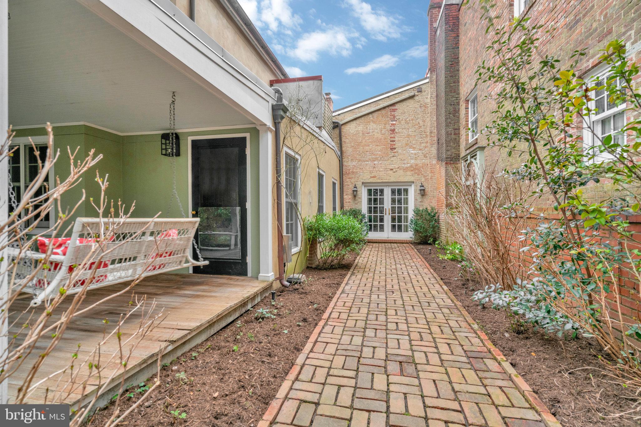 207 S FAIRFAX STREET