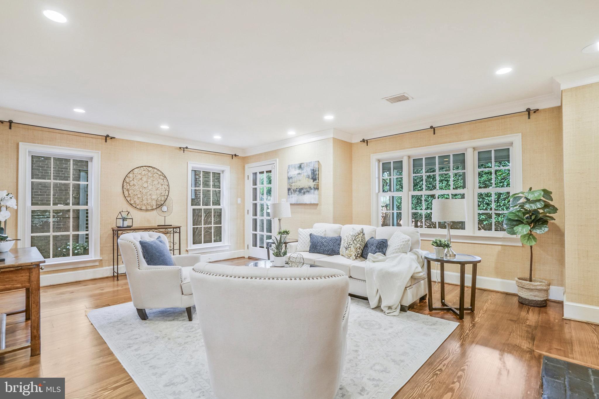 207 S FAIRFAX STREET