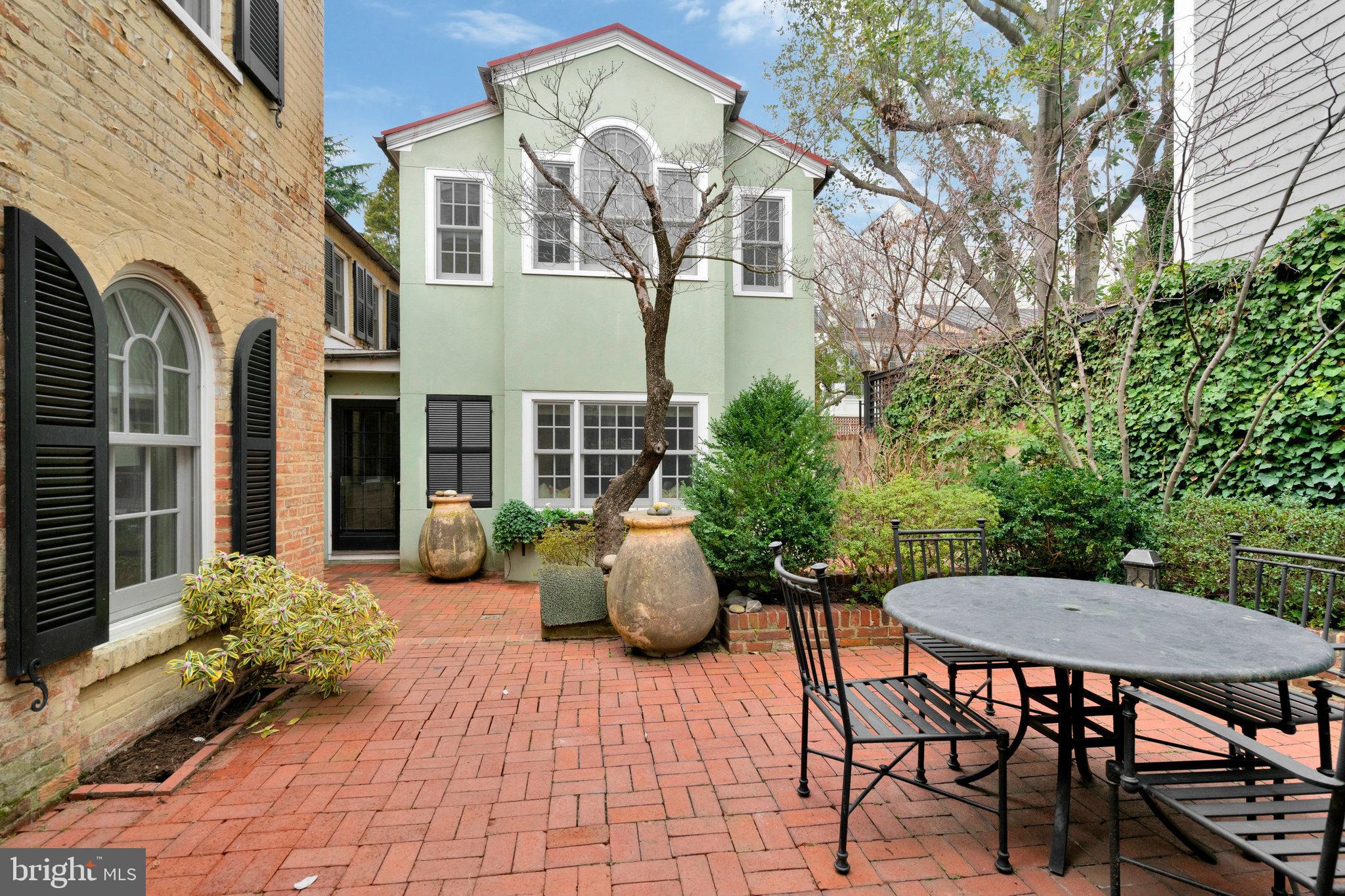 207 S FAIRFAX STREET
