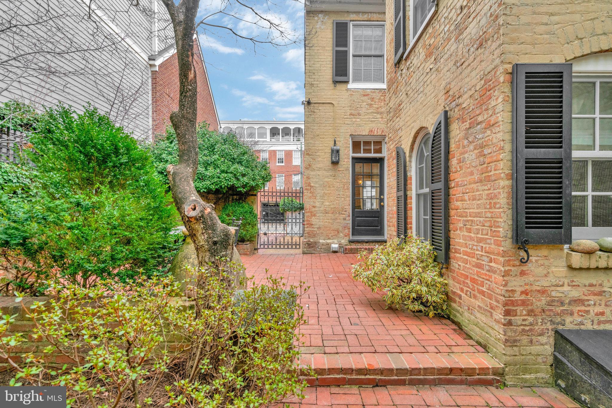 207 S FAIRFAX STREET