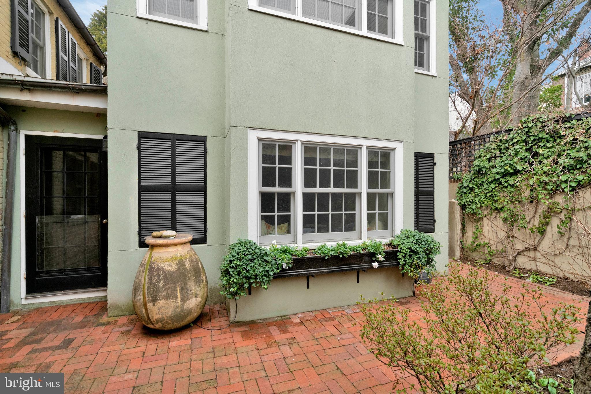 207 S FAIRFAX STREET