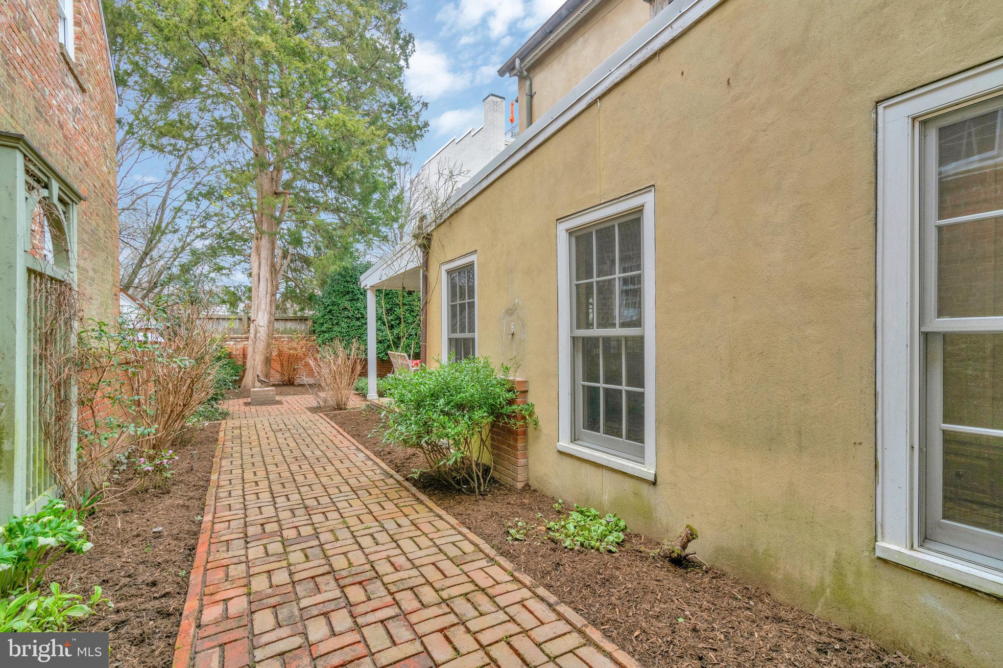 207 S FAIRFAX STREET