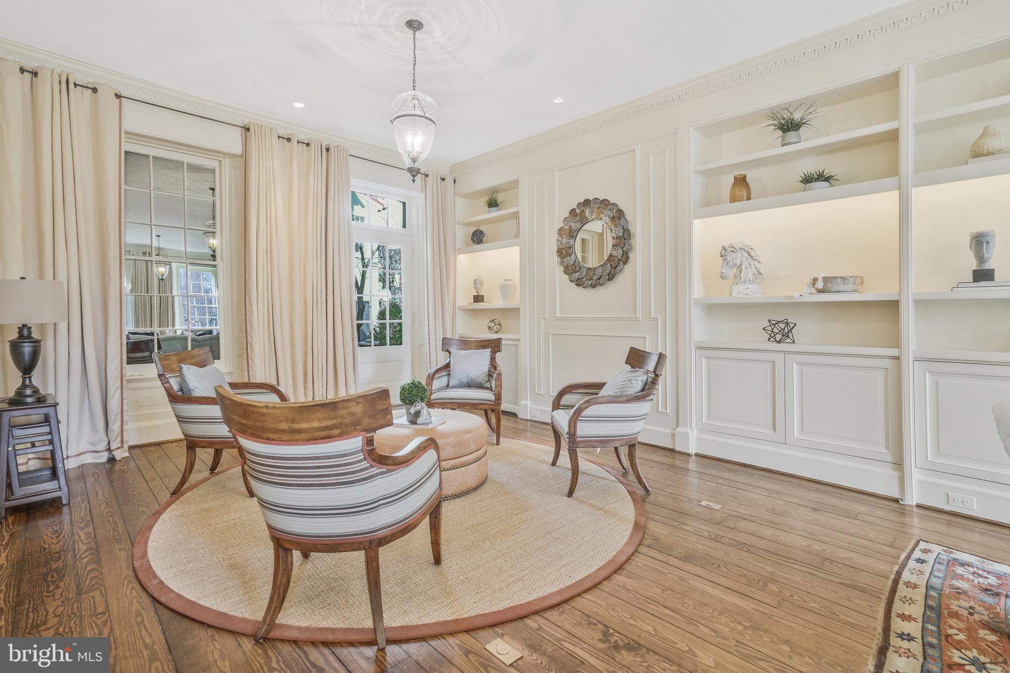 207 S FAIRFAX STREET