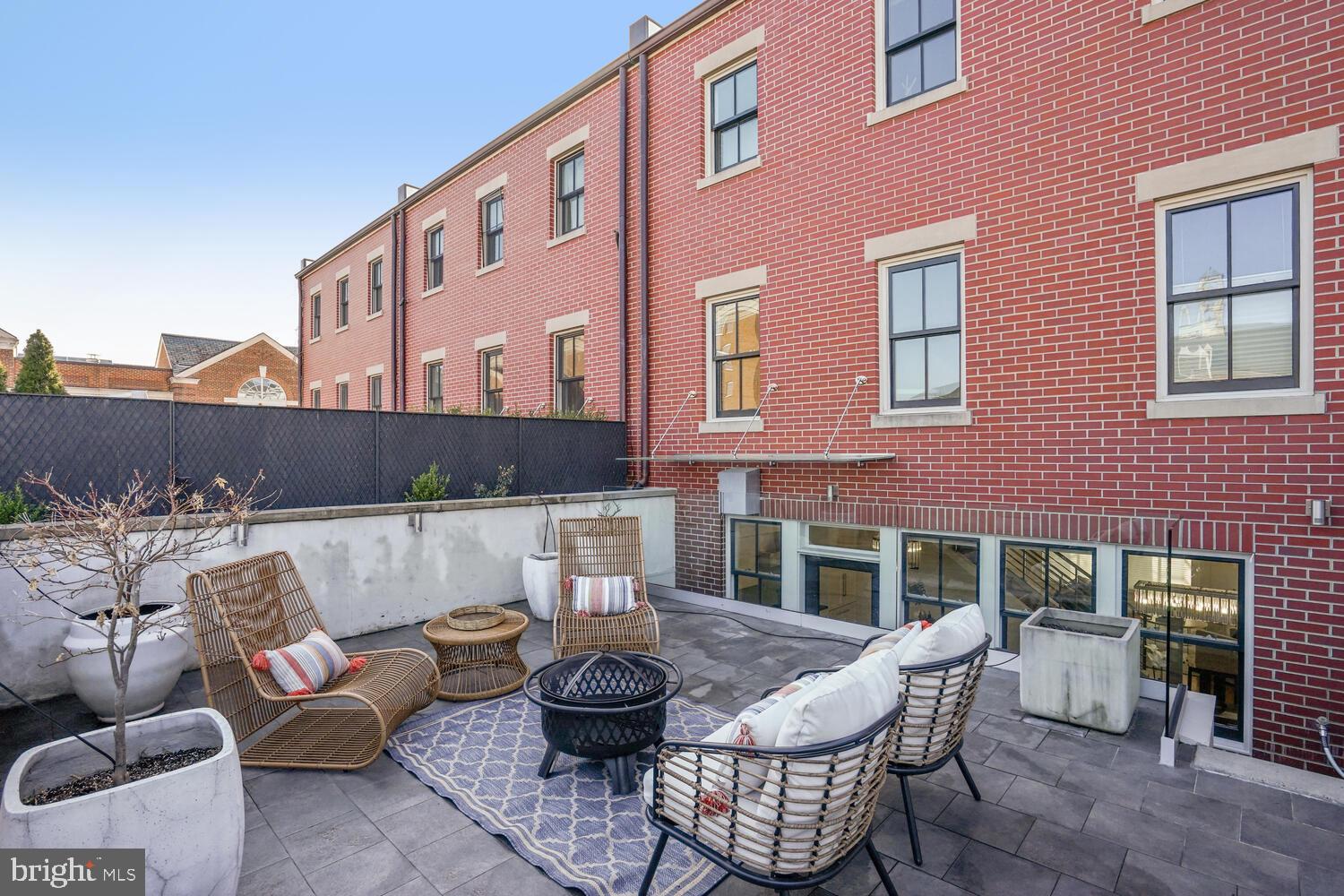 321 N COLUMBUS STREET