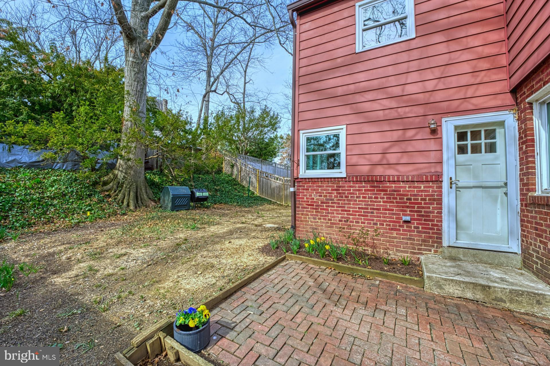2718 HEMLOCK AVENUE