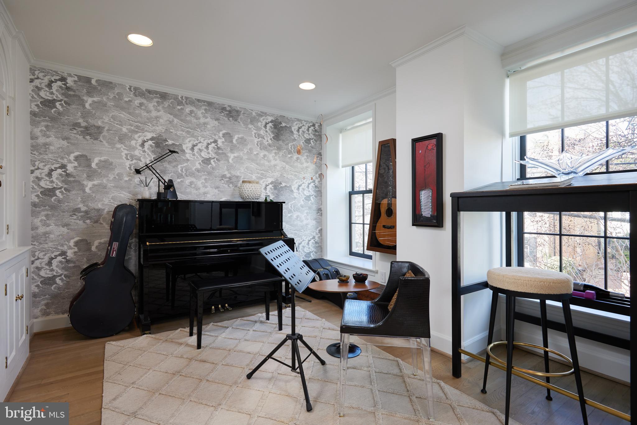 200 FAIRFAX STREET S 6