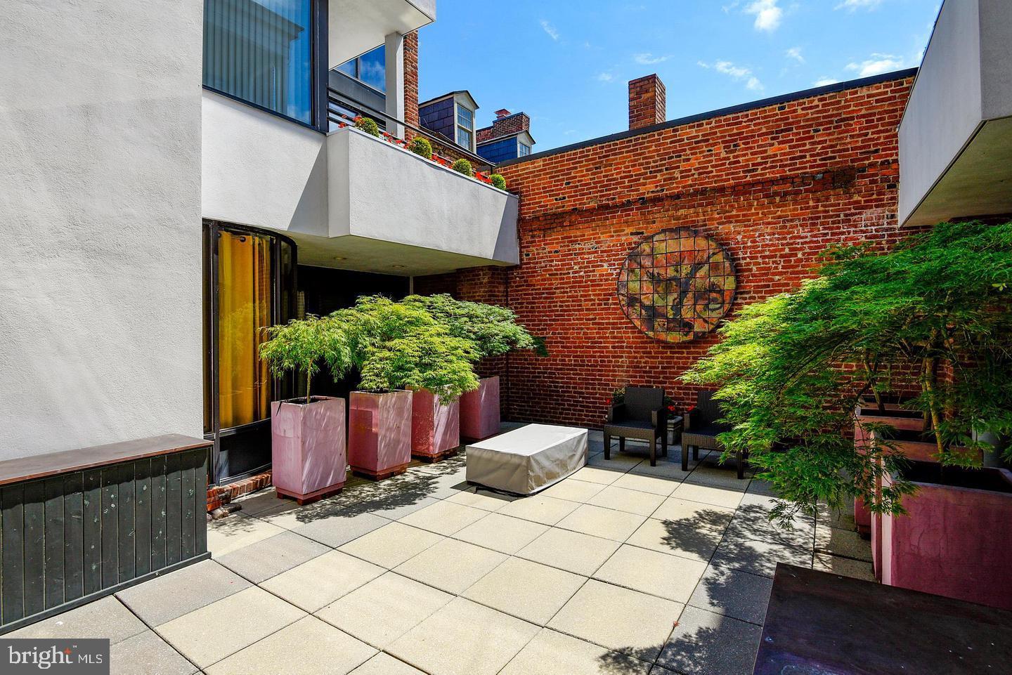 200 FAIRFAX STREET S 6